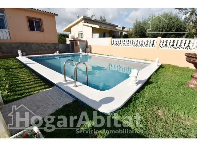 Chalet Esquinero con Piscina Privada en Castellón