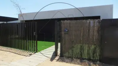 Chalet en Alquiler con 4 Dormitorios, Garaje Doble y Placas Fotovoltaicas