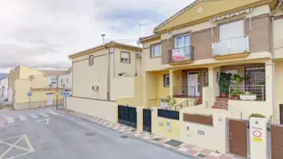 Casa Adosada en Armilla 4 Habitaciones 218m2 Cerca Metro