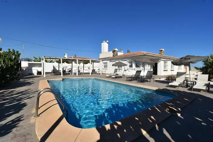 Villa en venta en El Faro con vistas al mar y piscina