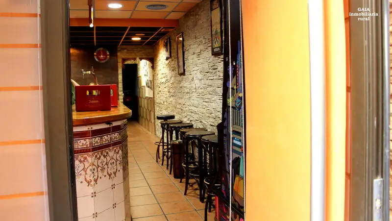 Bar y Casa en Caspe: Oportunidad de Negocio y Vivienda