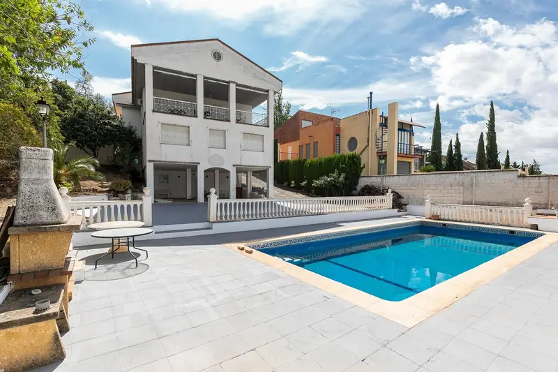 Chalet en Colinas Bermejas con Piscina y Vistas Panorámicas