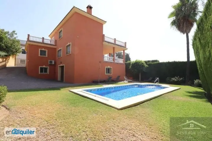 Chalet Independiente Cerca de la Sierra con Piscina y Jardín
