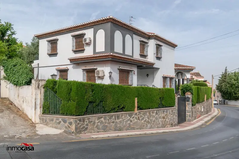 Chalet en Venta La Zubia 334m2 5 Dormitorios Piscina