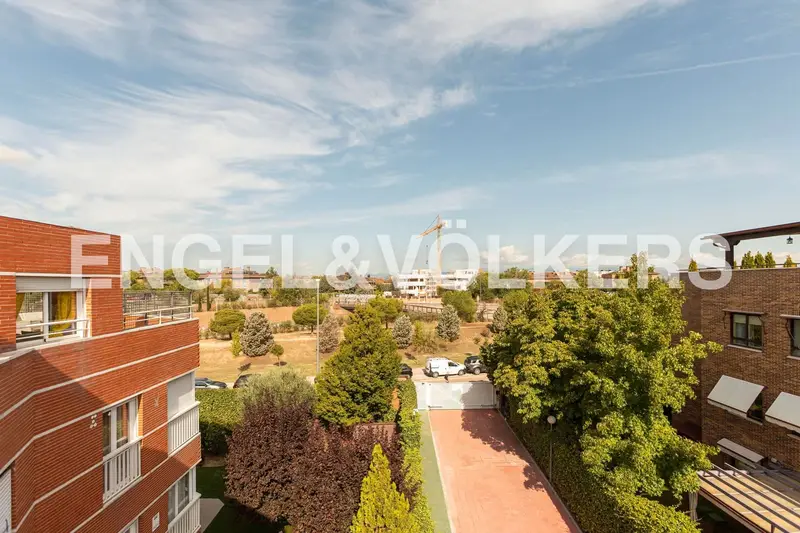 Atico Duplex en Madrid con Terraza y Vistas Impresionantes