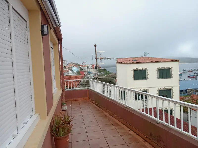 Casa Adosada en Fisterra con Vistas al Mar para Reformar