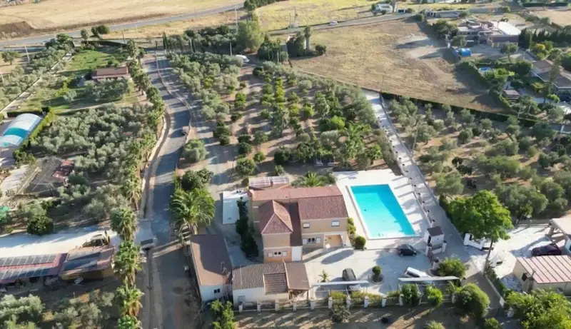 Chalet con Piscina y Terreno en Gibraleon