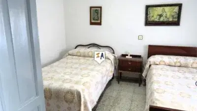 Casa en Venta Las Casillas de Martos: Amplia Propiedad con Jardín