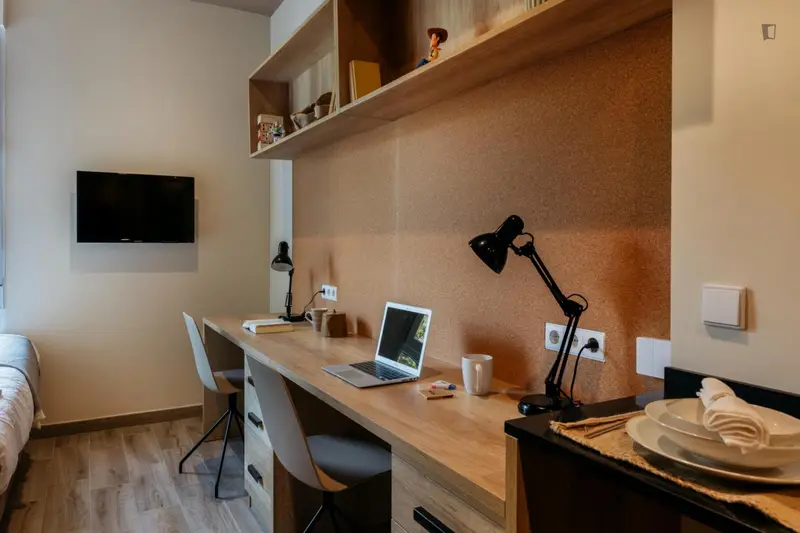 Individual en habitación con varias camas en una residencia