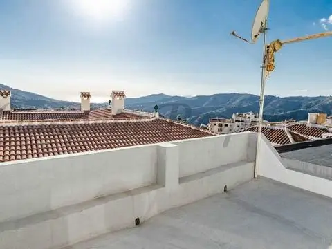 Casa de Pueblo con 6 Dormitorios en Cómpeta
