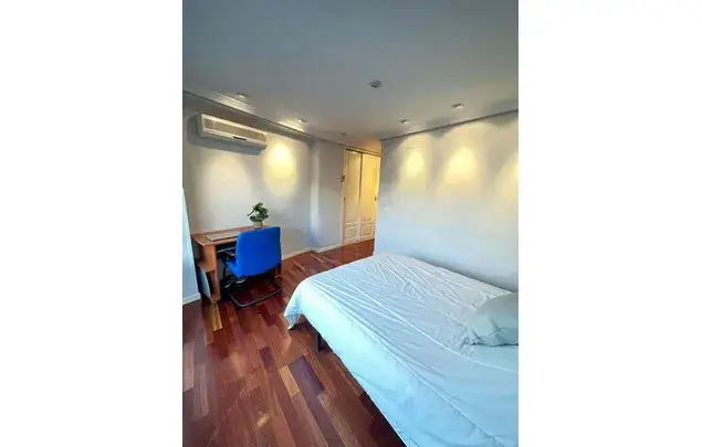 Rent a room of 100 m² in Madrid