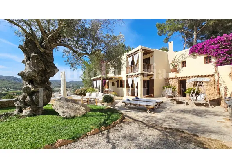 Finca con 7 dormitorios y piscina en Ibiza