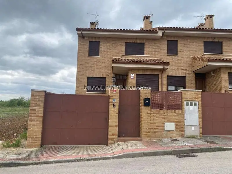 Chalet Adosado en Villa del Prado 6 Dormitorios 4 Baños