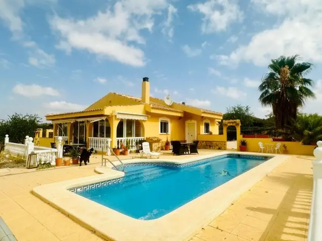 Casa-Villa de 3 Dormitorios en venta La Zarza, España