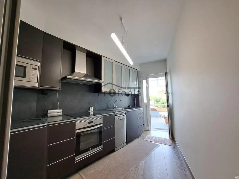 Casa con Terraza y Local Comercial en Cambre