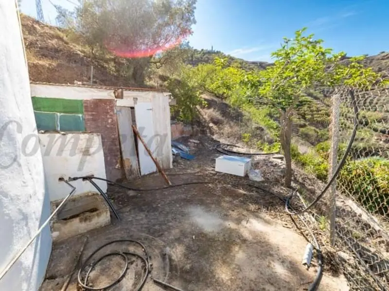 Casa de Campo en Torrox: Parcela Rústica con Vivienda