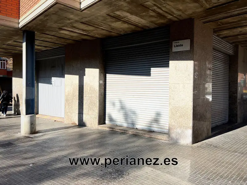 Venta Local Comercial El Prat Llobregat 4 Persianas Salida Humos