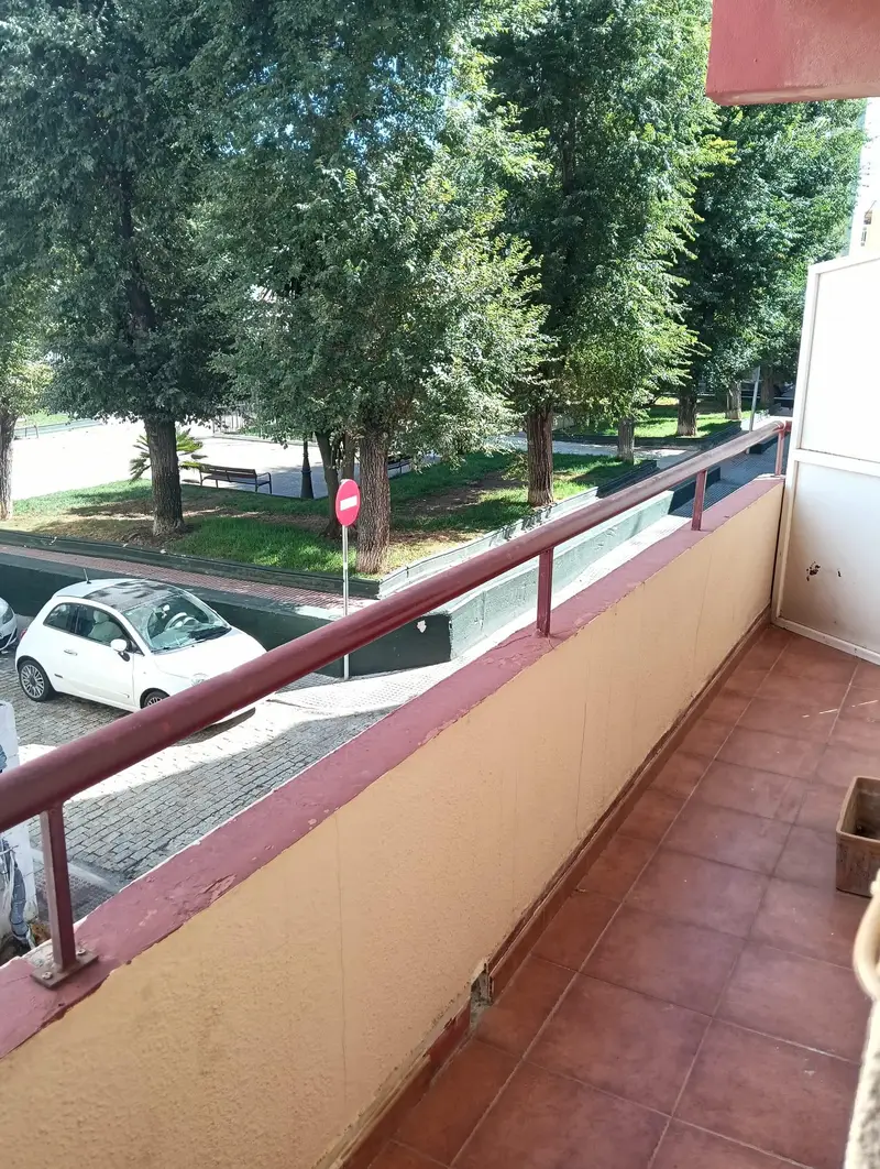 Piso en venta. Piso muy amplio con buenisima ubicación frente a un parque y  a pocos minutos andando de la calle Real.