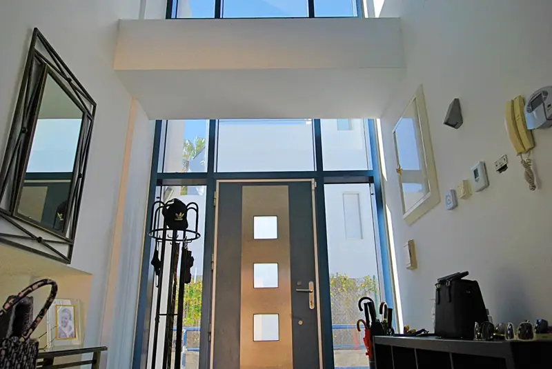 Villa de Lujo en Cerros del Aguila con Piscina Interior y 6 Habitaciones