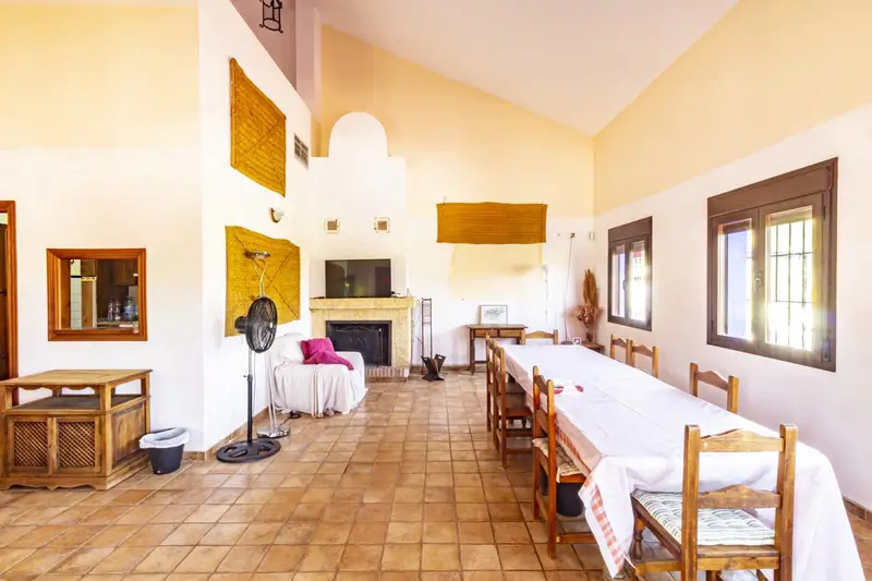 Casa Rural con 11 Dormitorios y 6 Apartamentos en Guaro Malaga