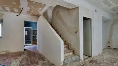 Casa Adosada en Periana para Reformar con Garaje y Terraza