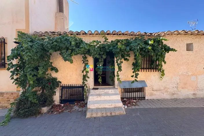 Casa de Pueblo en Oria con Doble Acceso 5 Dormitorios