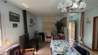 Chalet en Venta con Doble Vivienda y Amplias Zonas Exteriores