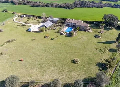 VILANANT - Masía con 3,4 hectáreas de terreno en el Alt Empordà
