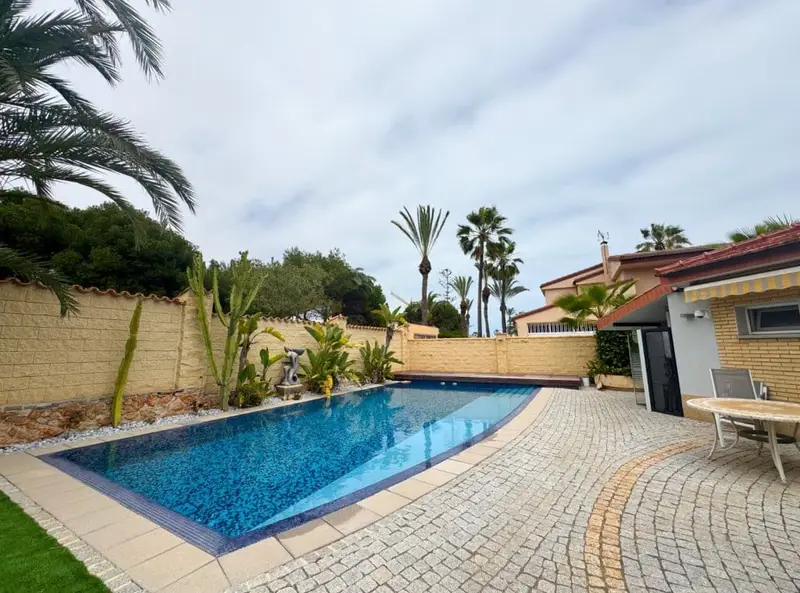 Chalet en La Zenia con Piscina Privada - Cerca de la Playa