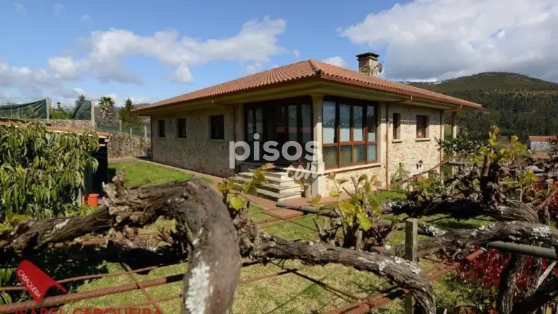 Chalet en O Rosal con encanto gallego