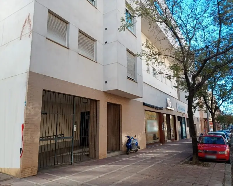 Garaje en venta en Sevilla - 44m2 - Cardenal Bueno Monreal