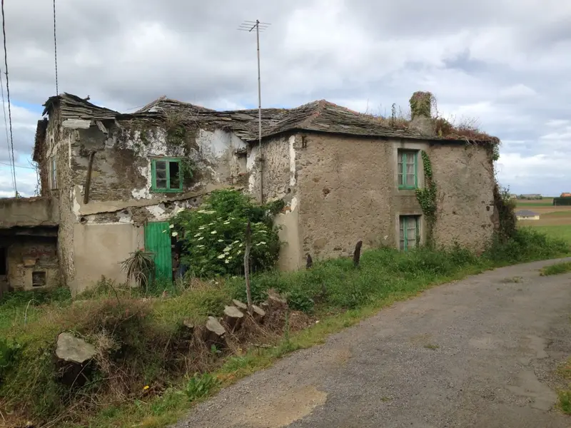 Casa en Villapedre con Horreo y Finca para Rehabilitacion