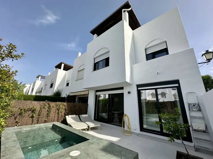 Casa Adosada 4 Dormitorios Piscina Privada Comunidad Cerrada