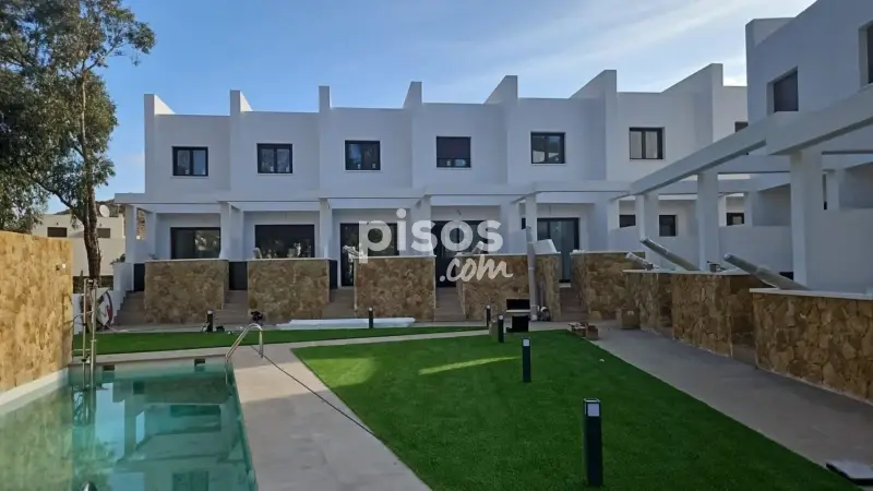 Adosado en venta en Almeria con garaje y piscina