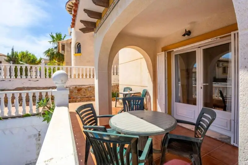 Villa de Lujo con 4 Dormitorios y Piscina en La Zenia