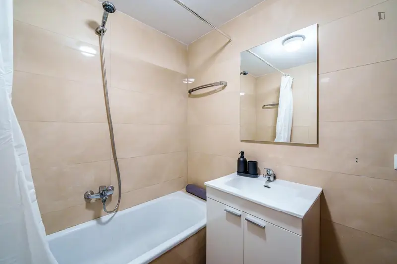 Coliving Málaga: Habitaciones Amuebladas con Servicios Incluidos