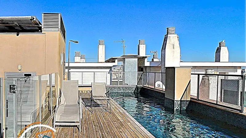 Piso en venta en Barcelona con terraza y dos piscinas