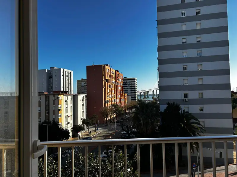 Piso en venta en Cádiz con terraza y vistas a la bahía