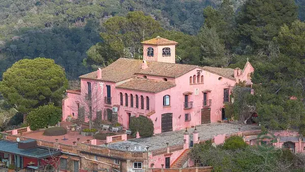Masia Vallvidrera siglo XVII 963m2 con capilla y 2 viviendas