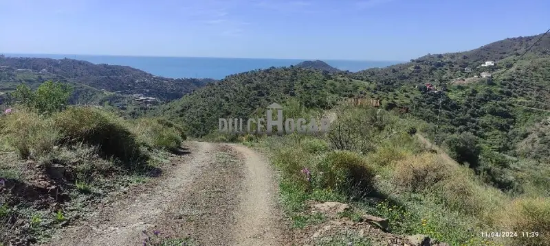 Venta Terreno en Nueva Málaga: Finca con Vistas al Mar y Posibilidades de Construcción