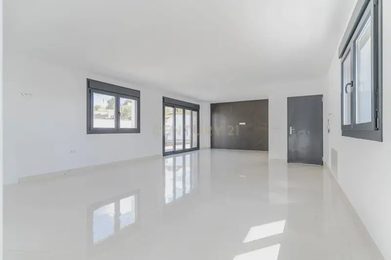 Chalet de Lujo en La Zubia 400m2 4 Dormitorios Piscina