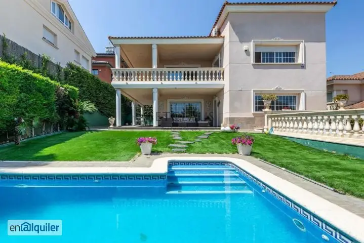 Chalet en Alella con Garaje para 6 Coches y Piscina Privada