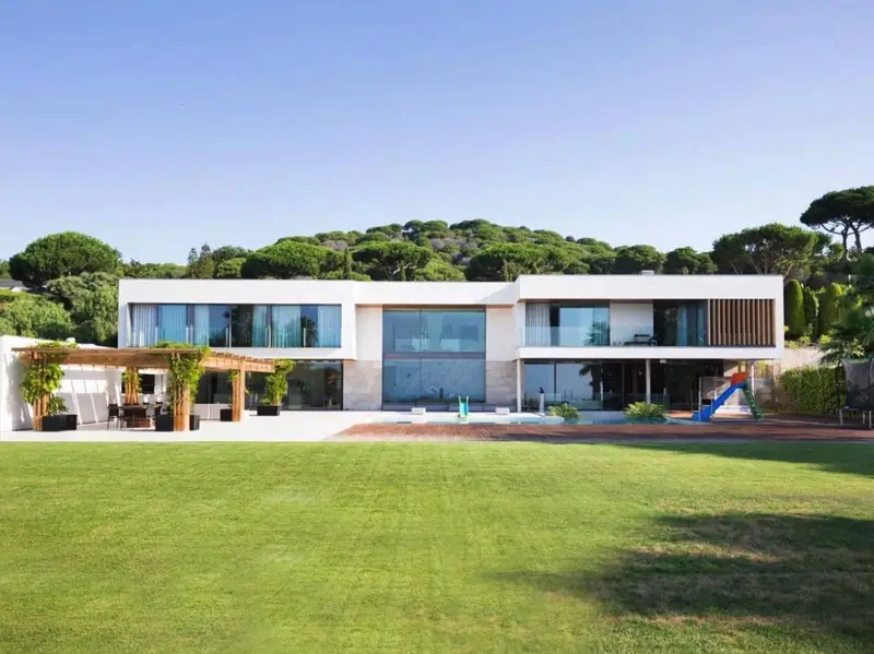 Chalet de Lujo en Barcelona con Piscina y Jardín