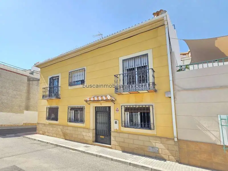 Casa en venta en Jaén: 4 dormitorios, 2 baños, garaje y terraza