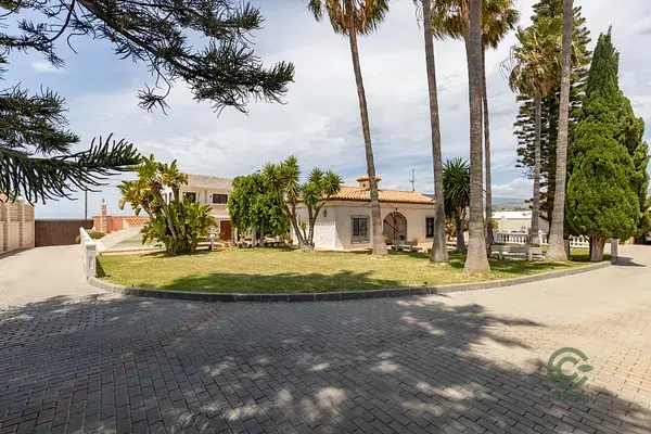 Villa de Lujo con Piscina y Gran Jardin en Motril