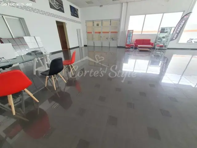 Nave Comercial en Tomelloso 1772m2 Oficinas Baños Exposicion