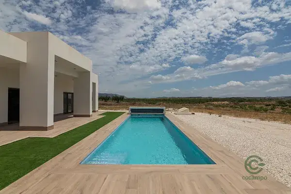Villa Moderna en Pinoso con Piscina Privada y Paneles Solares