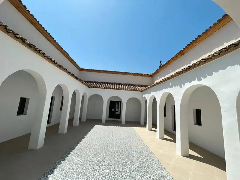 Finca Rústica en Jávea con Piscina y Patio Central