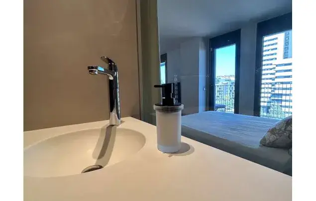 Estudio Amueblado en Hospitalet de Llobregat con Aire Acondicionado y Terraza