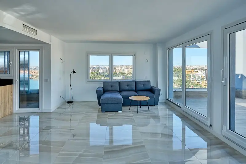 &#x3c;h2&#x3e;&#x41;tico en Punta Prima Torrevieja con Vistas al Mar&#x3c;/h2&#x3e;